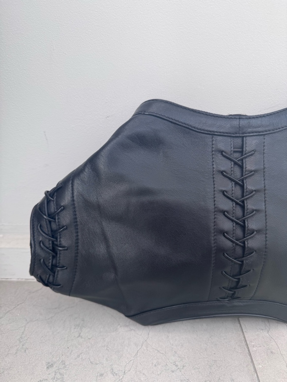 Alexander McQueen Vintage Black Leather De Manta Clutch With Corset Lacing - Picture 3 of 17
